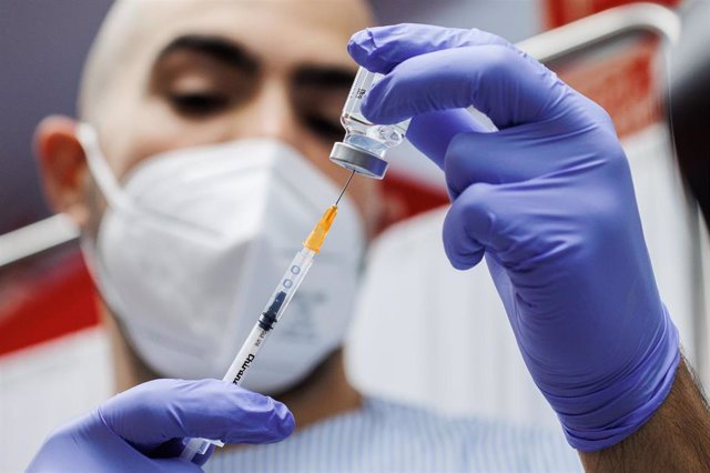 Un enfermero prepara una inyección de la vacuna de la dosis Moderna. 