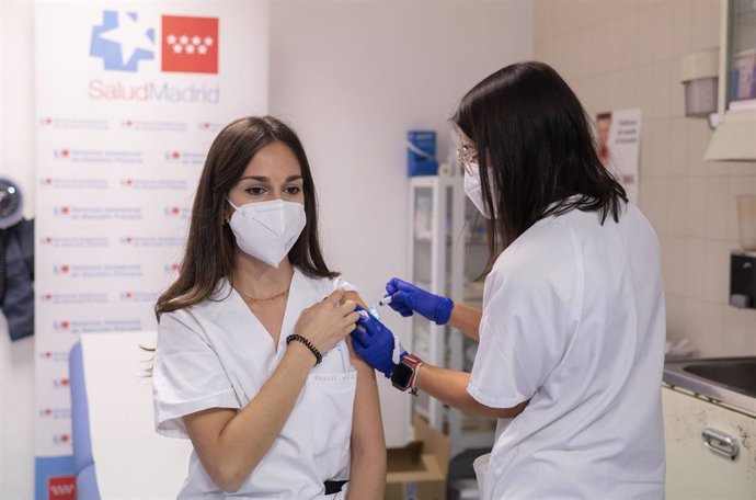 Archivo - Una sanitaria del centro recibe la vacuna contra la gripe en el día en el que se inicia la segunda fase de la campaña de vacunación, en el Centro de Salud Pozuelo de Alarcón, a 8 de noviembre de 2021, en Pozuelo de Alarcón, Madrid, (España).