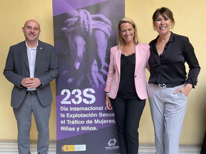 El subdelegado del Gobierno en Barcelona, Carlos Prieto; la delegada del Gobierno en Catalunya, Maria Eugnia Gay; y la directora del documental, Mabel Lozano.