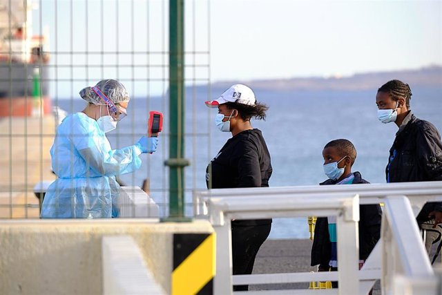 Archivo - Una sanitaria con varios de los 58 migrantes que han sido rescatados por Salvamento Marítimo en una embarcación a 7 de septiembre de 2021 en Fuerteventura (Islas Canarias)