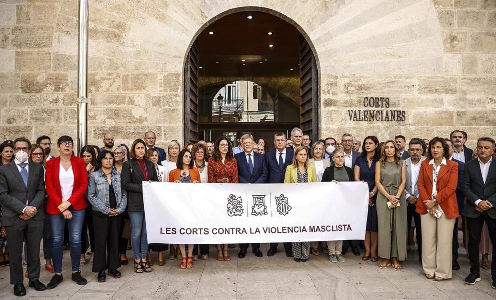 Concentración en rechazo del asesinato de una mujer en Benidorm en Les Corts