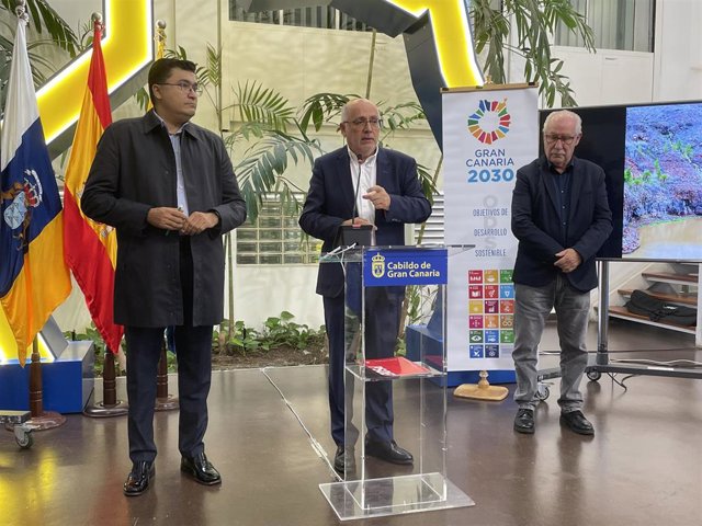 El presidente del Cabildo, Antonio Morales, durante una rueda de prensa junto el vicepresidente, Miguel Ángel Pérez; y el consejero consejero de Sector Primario y Aguas, Miguel Hidalgo