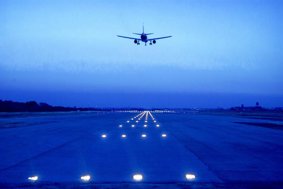 Archivo - Enaire espacia los aterrizajes por niebla en el Aeropuerto de Palma y en el de Madrid