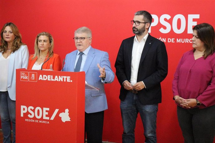 El secretario general del PSOE en la Región de Murcia, José Vélez, en rueda de prensa
