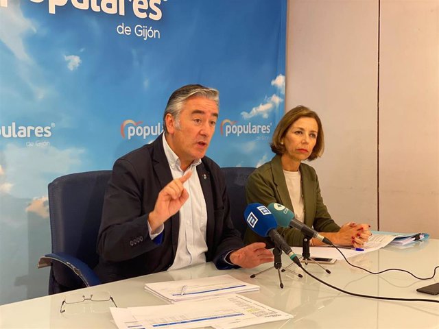 El presidente del PP de Gijón, Pablo González, y la concejala local del PP Ángeles Fernández-Ahúja, en rueda de prensa en la sede gijonesa del PP