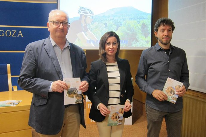 La alcaldesa de Ejea, Teresa Ladrero, el gerente de SOFEJEA, José Luis Jericó, y el director Bikefriendly, Luis Poch, presentan Bardena erritorio Total.