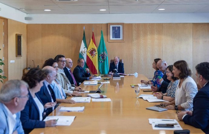 El presidente de la Diputación de Sevilla, Fernando Rodríguez Villalobos, ha presidido la Junta de Gobierno que ha dado luz verde al Consejo Provincial de las Mujeres.