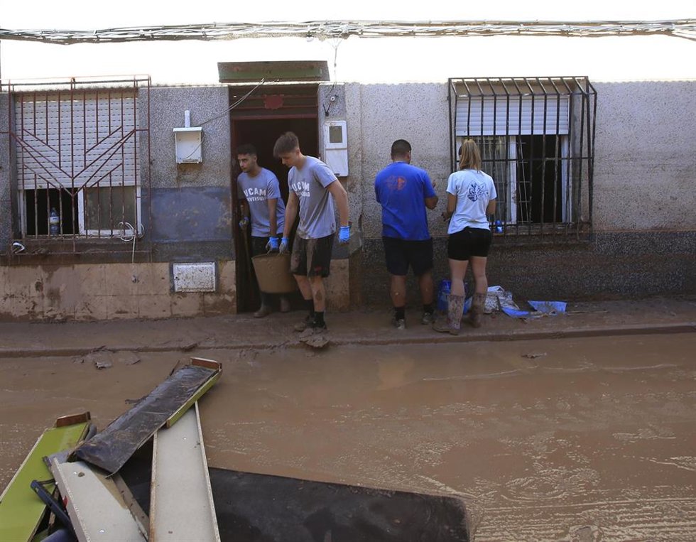 Imagen de los trabajos desarrollados por los voluntarios de la UCAM