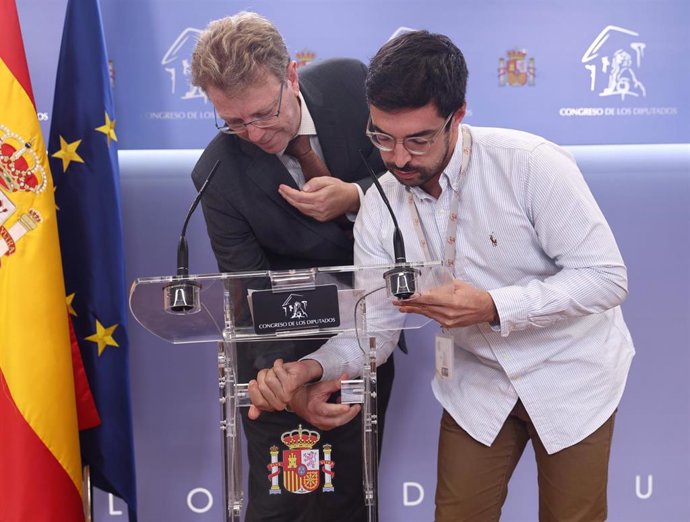 El portavoz del PDeCAT en el Congreso, Ferrán Bel (i), ofrece una rueda de prensa previa a la Junta de Portavoces, en el Congreso  