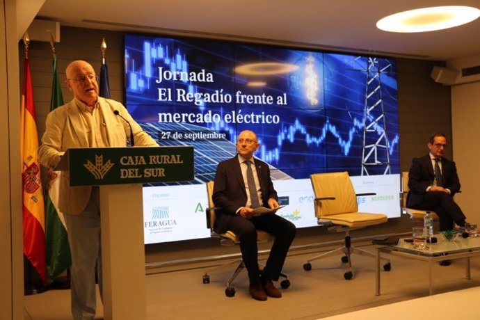 Los regantes andaluces piden al Gobierno aplicar la doble potencia eléctrica al regadío.