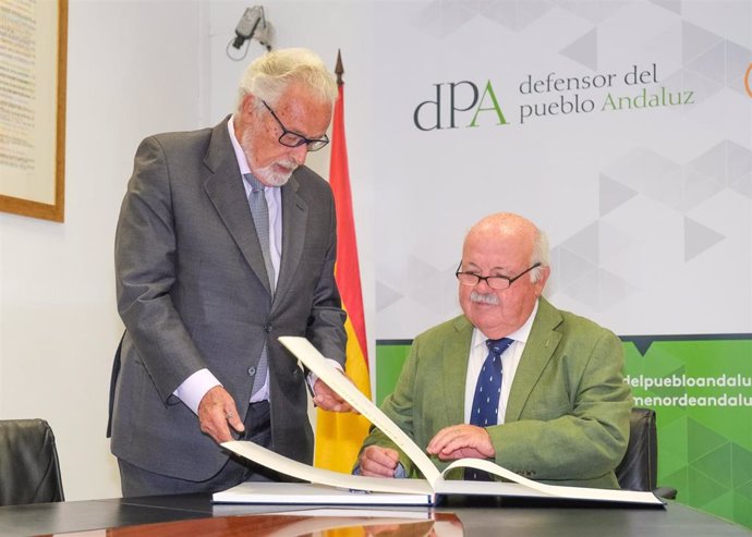 El presidente del Parlamento, Jesús Aguirre, ha visitado este martes la sede del Defensor del Pueblo Andaluz, Jesús Maeztu