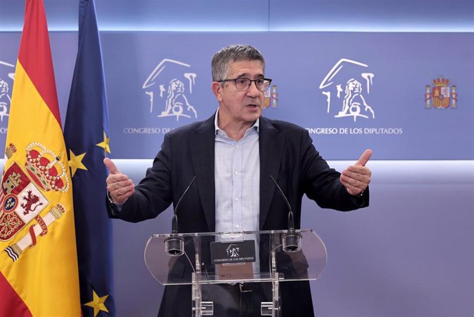 El portavoz del Grupo Parlamentario Socialista en el Congreso de los Diputados, Patxi López, ofrece una rueda de prensa previa a la Junta de Portavoces, en el Congreso de los Diputados, a 27 de septiembre de 2022, en Madrid (España).