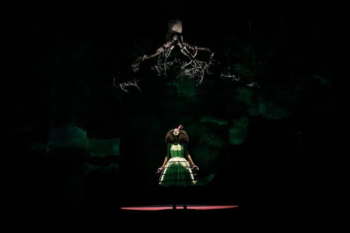 La cabeza del dragón es una de las tres farsas que Valle-Inclán escribió para el público infantil. Bajo su apariencia de fábula para niños y niñas, hay una confrontación con la norma y la tradición