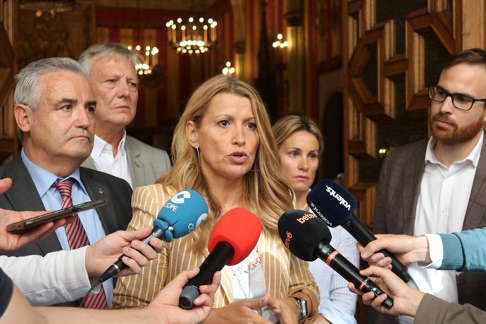 La líder de Valents, Eva Parera, atiende a los periodistas en el Ayuntamiento de Barcelona.