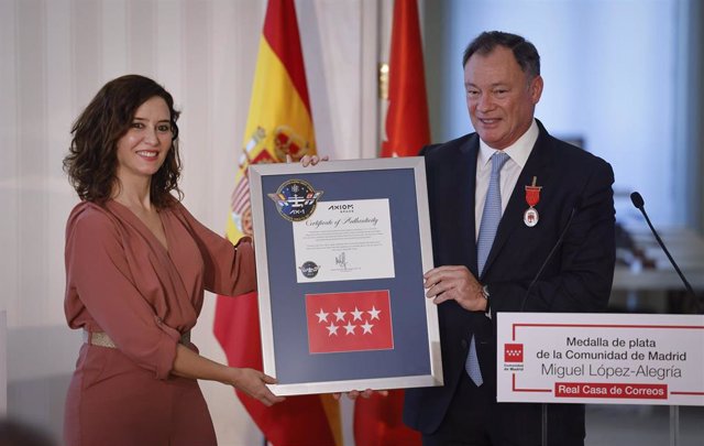 Isabel Díaz Ayuso entrega la Medalla de Plana de la Comunidad de Madrid al astronauta López Alegría
