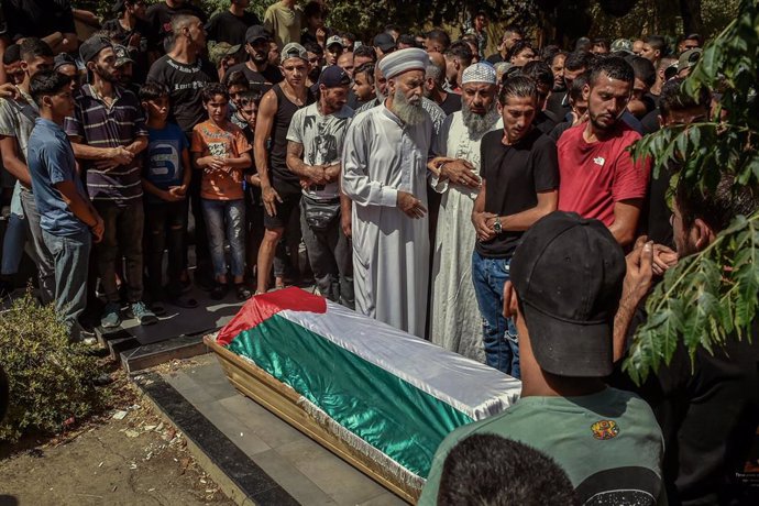 Funeral en el campamento de refugiados palestinos de Shatila, en Líbano, por la muerte de una persona tras hundirse una embarcación con decenas de migrantes frente a las costas de Siria