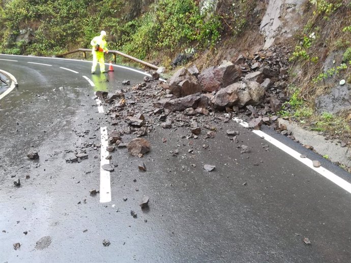Desprendimiento en una carretera de La Gomera por el paso de la borrasca subtropical 'Hermine'