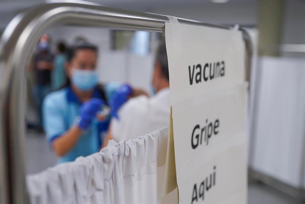 Archivo - Una persona se vacuna con la tercera dosis Covid y la vacuna de la gripe, foto de archivo