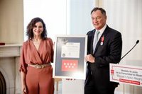 Ayuso entrega la Medalla de Plata de la Comunidad a López-Alegría y le agradece llevar el nombre de Madrid al espacio