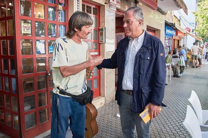 El candidato del PP a la Alcaldía de Sevilla, José Luis Sanz, en su visita a Los Pajaritos.