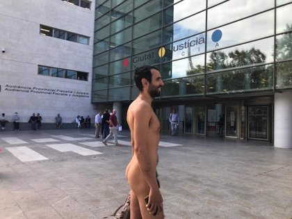 Un joven se presenta desnudo en la Ciudad de la Justicia para entrar a un  juicio por una multa al pasear sin ropa