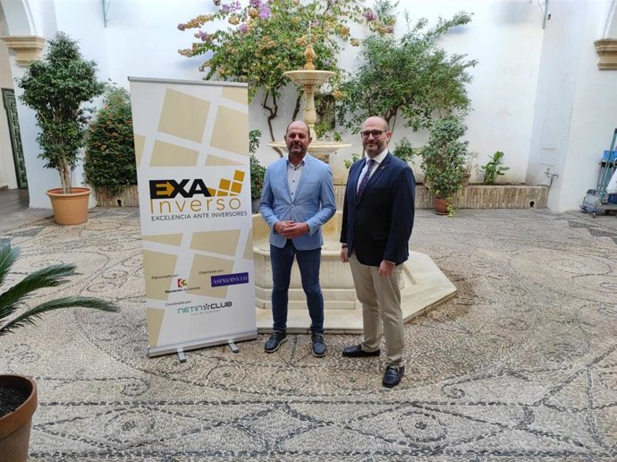 El delegado de Empleo de la Diputación de Córdoba, Miguel Ruz (izda.), en la presentación de 'Exainverso'.