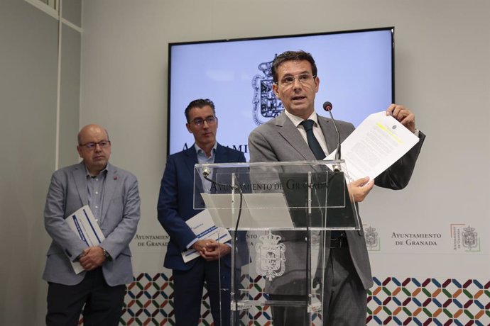 El alcalde de Granada, Francisco Cuenca, en rueda de prensa.