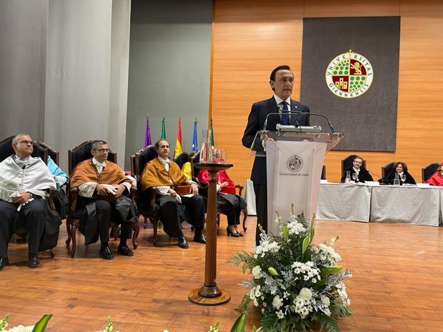 Gómez Villamandos interviene en la apertura del curso.
