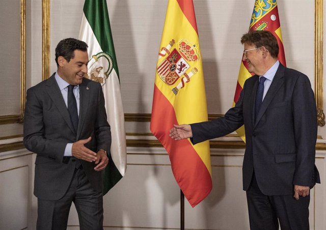 Archivo - El presidente de la Junta, Juanma Moreno (i), se reúne con el presidente de la Generalitat Valenciana, Ximo Puig (d), en el I Encuentro Andalucía-Comunitat Valenciana. A 21 de septiembre de 2021, En Sevilla (Andalucía, España).