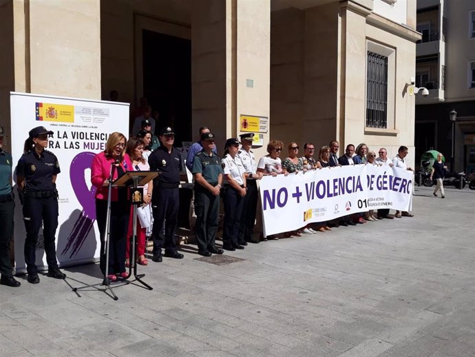 Poblador lee en Alicante el manifiesto en señal de respulsa al crimen machista de Benidorm