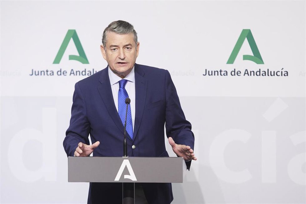 El consejero de Presidencia, Interior y Diálogo Social de la Junta de Andalucía, Antonio Sanz, durante la rueda de prensa posterior al Consejo de Gobierno andaluz en el Palacio de San Telmo, a 27 de septiembre de 2022, en Sevilla (Andalucía, España). Co