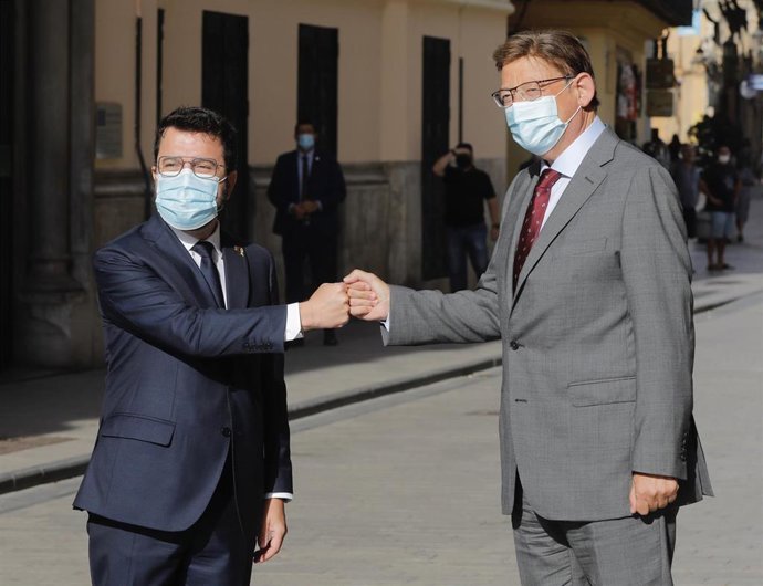 Archivo - El presidente de la Generalitat, Ximo Puig (d), recibe al presidente de la Generalitat de Cataluña, Pere Aragonés (i), en el Palau de la Generalitat valenciana, a 8 de septiembre de 2021, en Valencia, Comunidad Valenciana, (España). Este encue
