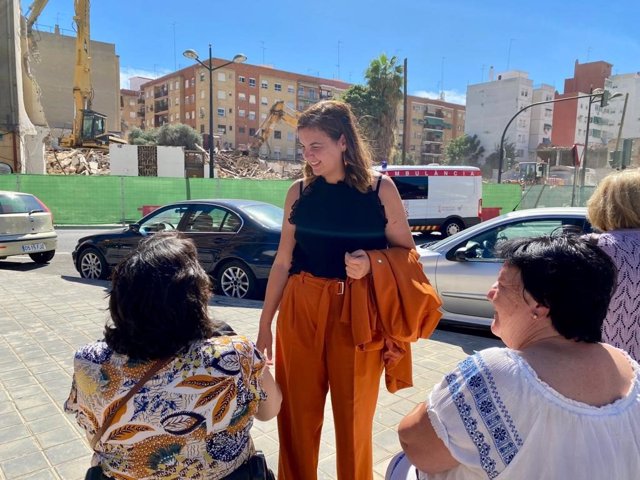 La vicealcaldesa de València y edil de Desarrollo y Renovación Urbana, Sandra Gómez, visita el derribo del llamado "agujero de la vergüenza" del barrio de Orriols.