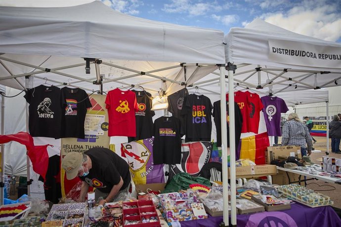 Archivo - Un puesto con camisetas, en la fiesta del centenario del PCE, a 25 de septiembre de 2021, en Rivas-Vaciamadrid, Madrid (España). 