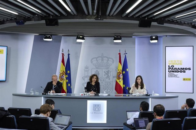 Archivo - (I-D) El exministro de Justicia, Juan Carlos Campo; la ministra portavoz y ministra de Hacienda, María Jesús Montero; y la ministra de Derechos Sociales y Agenda 2030, Ione Belarra, comparecen en una rueda de prensa, a 20 de abril de 2021.