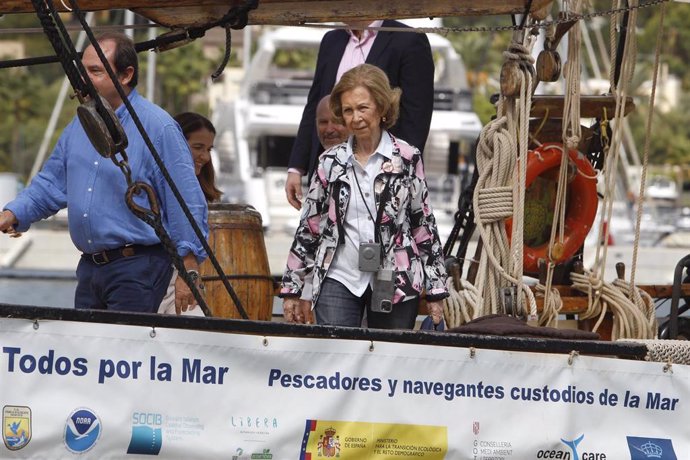 La Reina Doña Sofía participa en la campaña '1m2 por las playas y los mares' en el puerto de Andratx, a 24 de septiembre de 2022, en Mallorca, Islas Baleares, (España). La Reina Doña Sofía participa en la recogida de residuos marinos del Proyecto LIBERA