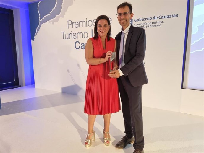 La consejera de Turismo del Gobierno de Canarias, Yaiza Castilla, entre el Premio de Turismo Islas Canarias a la Excelencia a José Luis Echevarría, presidente de Activa Canarias