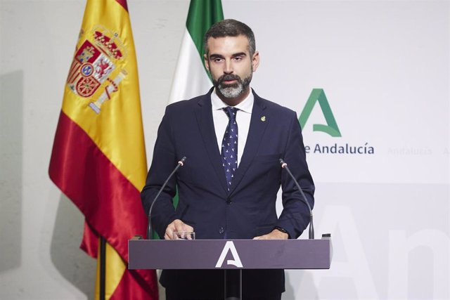 El consejero de Sostenibilidad, Medio Ambiente y Economía Azul y Portavoz de la Junta de Andalucía, Ramón Fernández-Pacheco, durante la rueda de prensa posterior al Consejo de Gobierno andaluz en el Palacio de San Telmo, a 27 de septiembre de 2022, en S