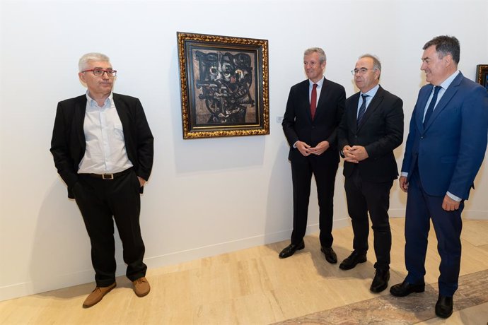 El titular del Gobierno gallego, Alfonso Rueda en la inauguración de la exposición 'Foi un home. Laxeiro en América (Buenos Aires 1950-1970)