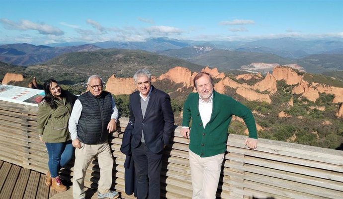 El consejero de Cultura, Turismo y Deporte, Gonzalo Santonja, como presidente del Patronato de la Fundación Las Médulas, y Marian Revuelta, gerente de la fundación.