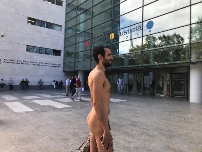 El joven naturista, a las puertas de la Ciudad de la Justicia de Valncia