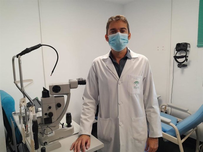 El jefe de servicio de oftalmología del Hospital Universitario Virgen de las Nieves de Granada, Santiago Ortiz.