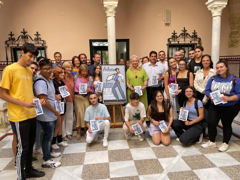 Alumnos del IES 'Santa Isabel de Hungría' junto a Mercedes Colombo.