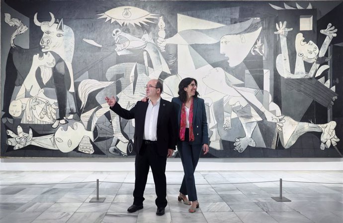 El ministro de Cultura y Deporte, Miquel Iceta y la ministra de Cultura de Francia, Rima Abdul Malak, durante la presentación de los actos conmemorativos del Año Picasso, en el Museo Reina Sofía, a 12 de septiembre de 2022, en Madrid (España). 