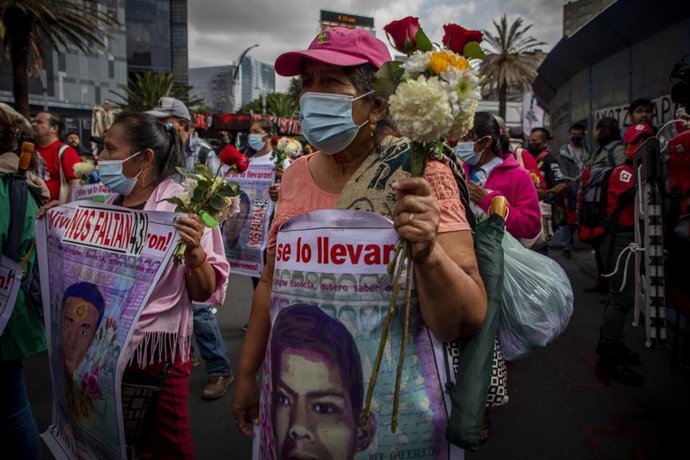 Imagen de archivo de madres de estudiantes desaparecidos de Ayotzinapa.