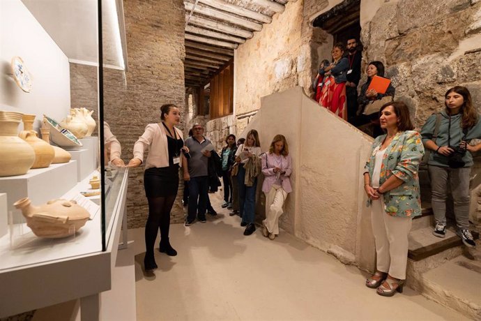 La vicealcaldesa y consejera de Cultura y Proyección Exterior, Sara Fernández, junto con la canonesa regular del Santo Sepulcro, Ana María Martín, presentan la nueva visita guiada con la que se abren al público las puertas de Los Pasetes