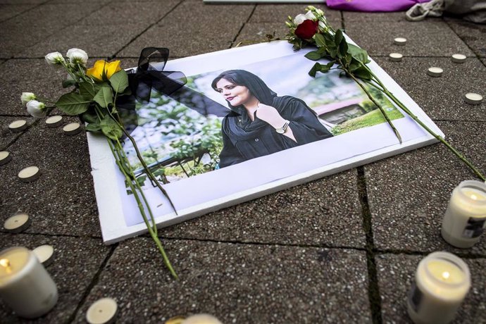 Fotografía de Mahsa Amini, muerta en Irán tras ser detenida por llevar mal el velo, durante una protesta en Alemania