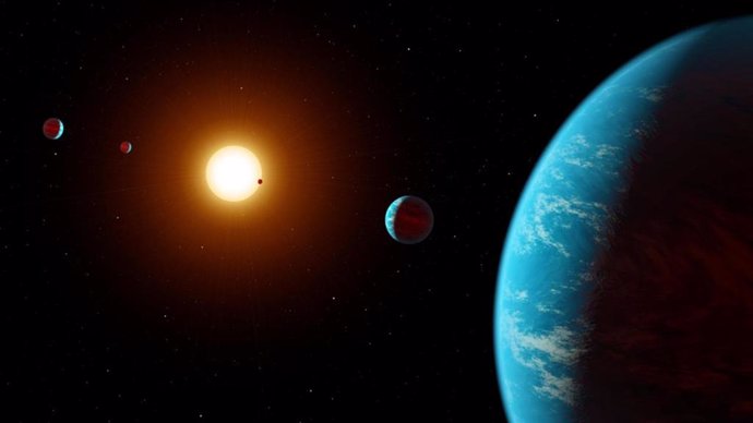 Ilustración artística de un sistema con cinco exoplanetas