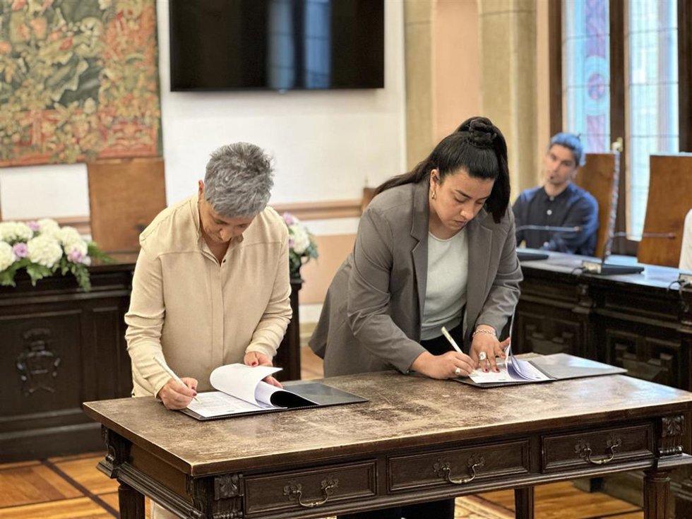 Sofía Espillar e Ima Garrastatxu firma el acuerdo de hermanamiento y cooperación.