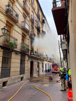 Los bomberos de Zaragoza sofocan en dos horas el incendio en un edificio de viviendas de calle Pignatelli que seguirá clausurado